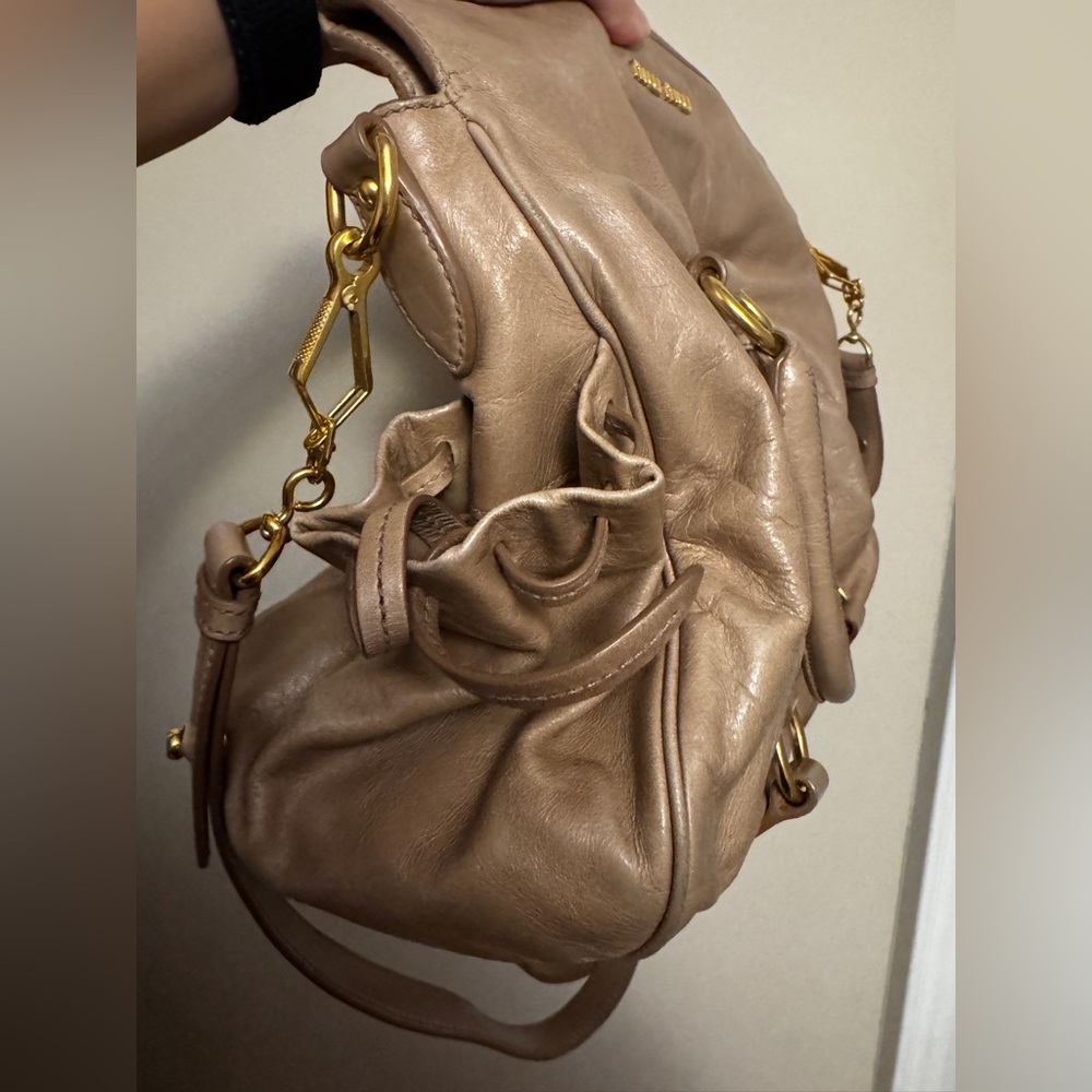 Miu Miu Vitello Shine - Leather Shoulder Bag in Cammeo - Picture 10 of 13
